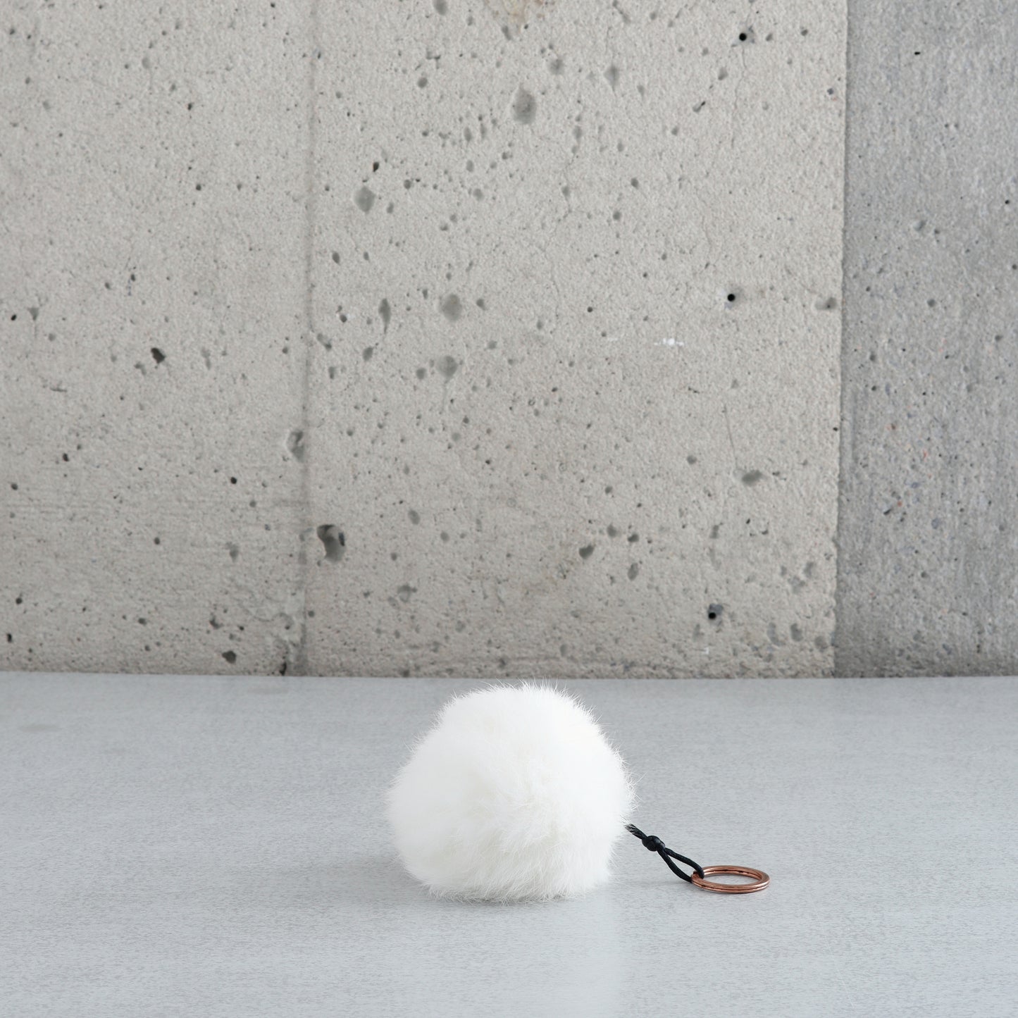 Pompon de fourrure recyclée sur anneau de clé